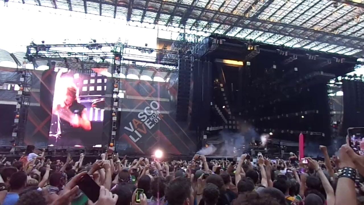 VASCO LIVE KOM 014 - LIVE - INTRO + GLI SPARI SOPRA - SAN SIRO - MILANO 5.07.2014