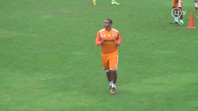 Walter volta aos treinos com descontração e sorrisos