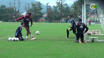 Goleiros do Fla inovam em treino com apetrecho inusitado