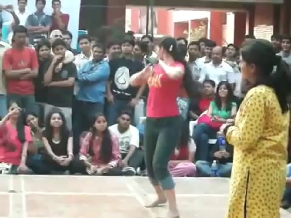 Indian College Girls Dancing in Tight Jeans Pant - video Dailymotion
