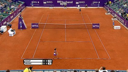 Servizio della Krunic centra il giudice di linea proprio lì...