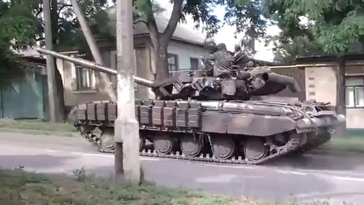 Т-64 с Российским флагом гуляет по улицам Луганска. ул. Коминтерна 22.06.2014