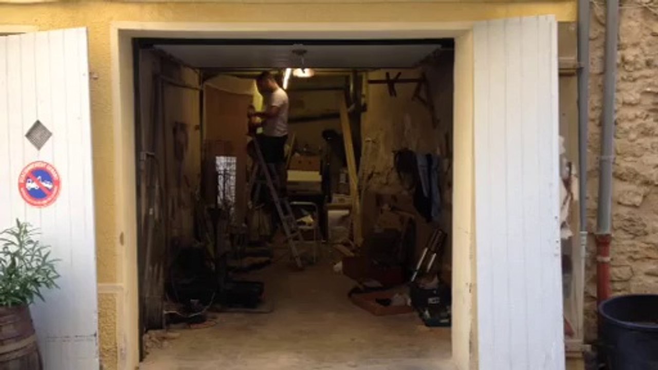 Porte de garage G60 motorisée et posée par APG Accès Portes de Garage