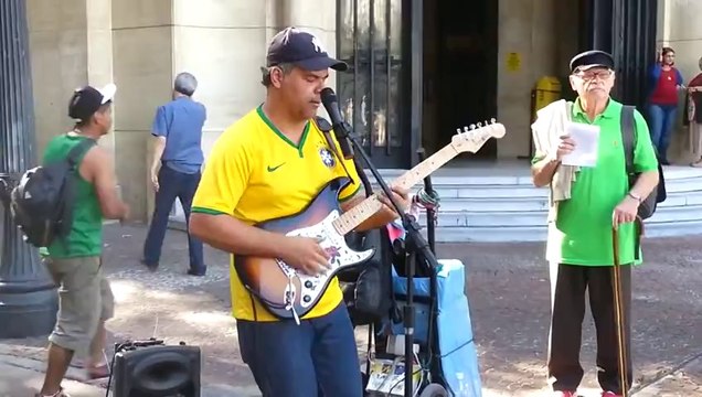 Amazing Dire Strait Sultans Of Swing cover by incredible street performer!