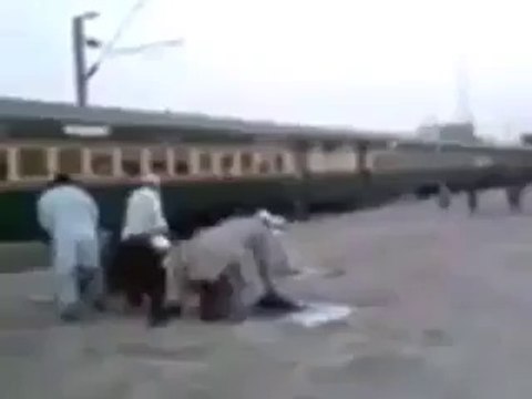 in molvion ko dekhain train ki waja sy namaz chor kr bhag rahay hain.