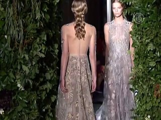 Античные наряды от Valentino блистают в Париже