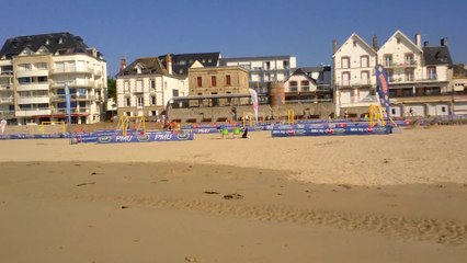 La plage de Quiberon avec les joeurs au bord de l'eau