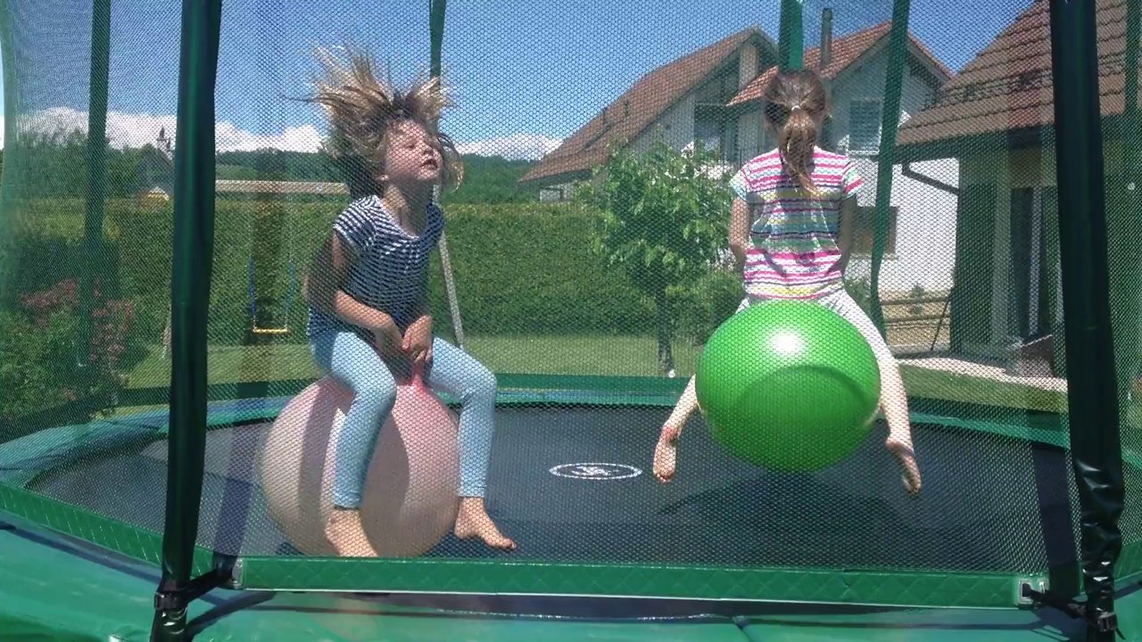 SUR LE TRAMPOLINE (2)