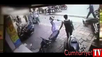 Hırsızı uçan tekmeyle yere serip arkadaşlarıyla linç etti