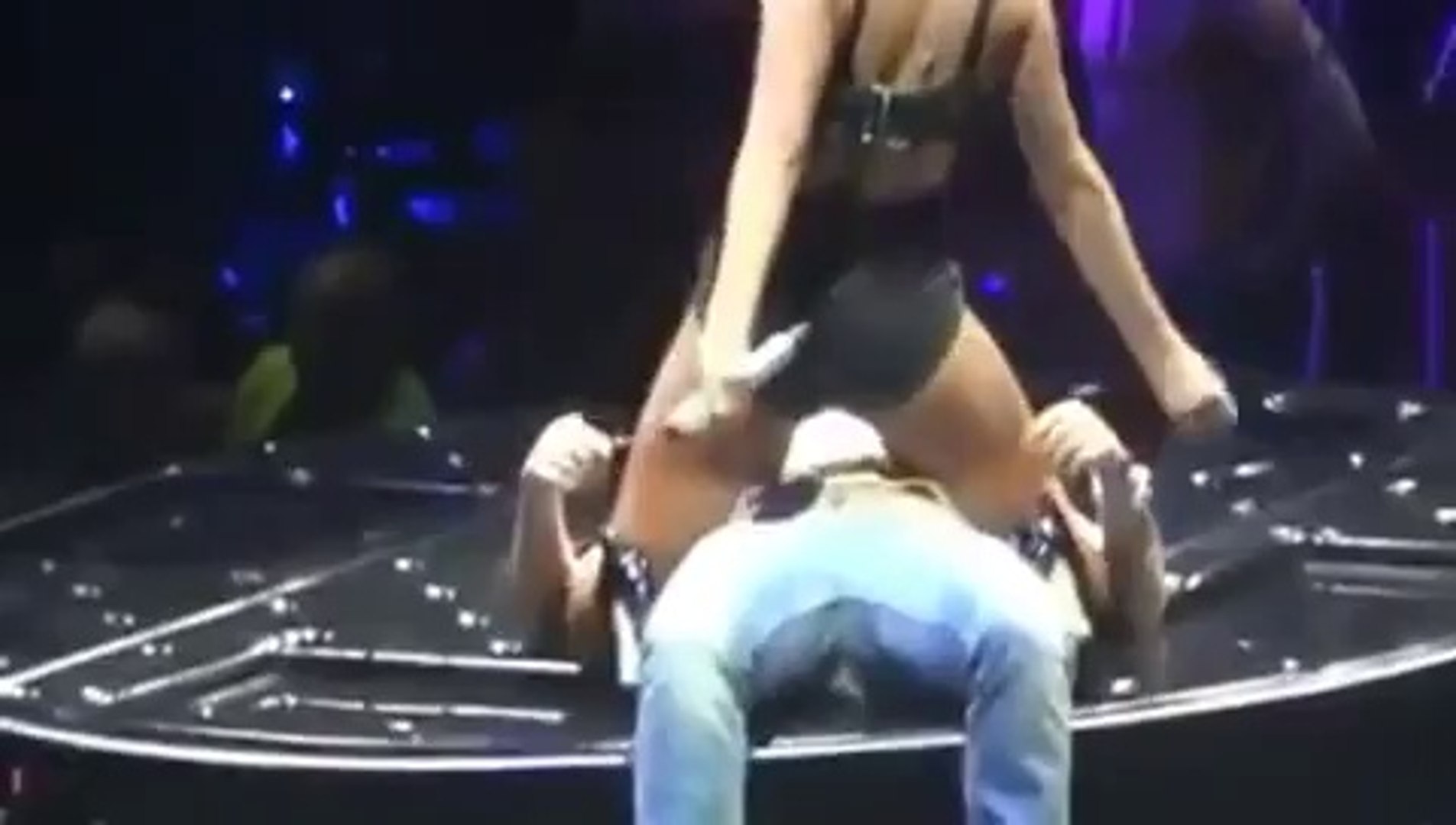 ⁣Rihanna offre un lap dance à un homme du public