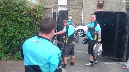 Il essaye de monter sur son vélo complètement bourré