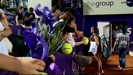 Bucarest - Un petit garçon offres des fleurs à Vinci