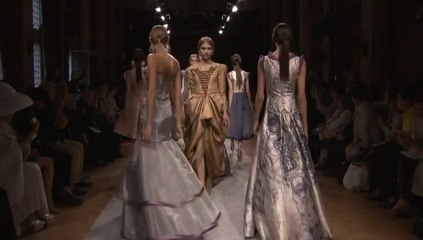 Conflictos en Venezuela inspiran la nueva colección del modisto Óscar Carvallo