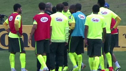 Neymar se reencuentra con sus compañeros  en el campo de juego