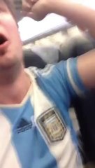 Tải video: Des Supporters argentins en avion deviennent fou au moment de la victoire de l'équipe!