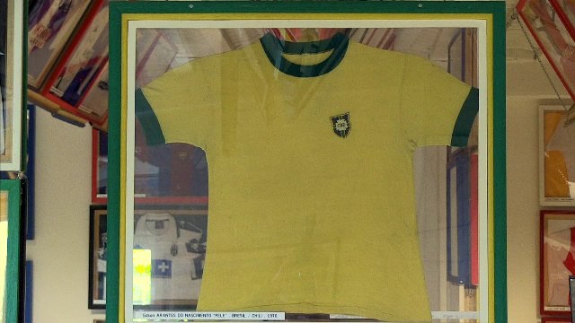 Louis Nicollin présente : Pelé vs Cruyff, les maillots de légende