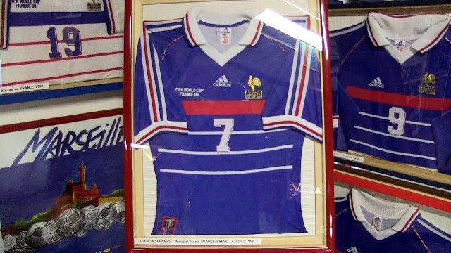 Louis Nicollin présente : les différents maillots de France 98