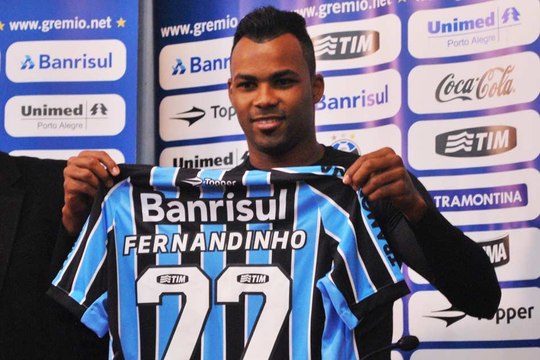 Com fome de títulos, Fernandinho é apresentado no Grêmio
