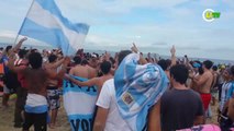 Argentinos invadem Copacabana e 'atacam' repórter musa