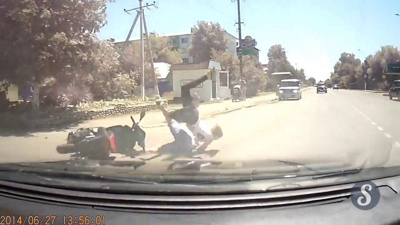 Accident de scooter ultra violent en Russie!