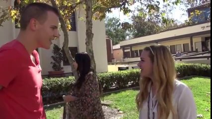 Oyun bahanesiyle kızları öpmek