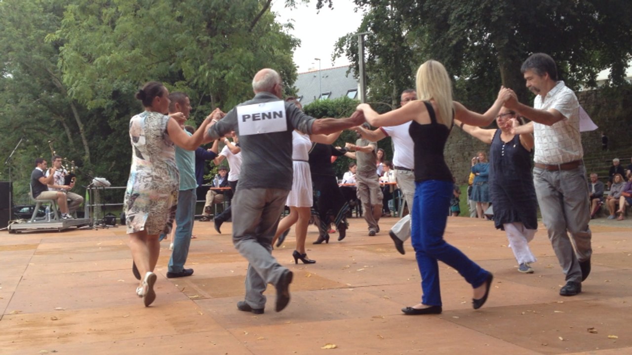 Brodeuses, concours de danse et de musique bretonnes