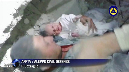 Siria: bebé de 2 meses rescatada de escombros