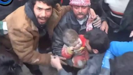 Suriye'de bebeği böyle kurtardılar