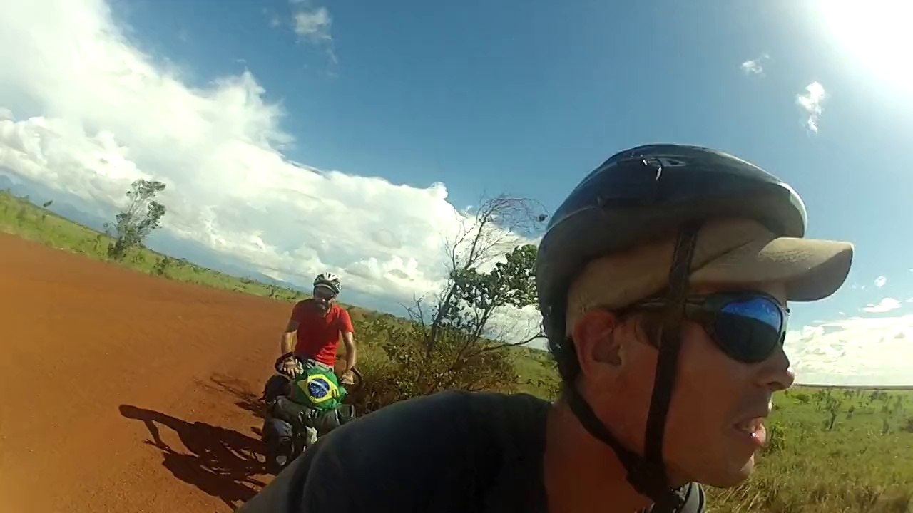 On pedale dans la savane