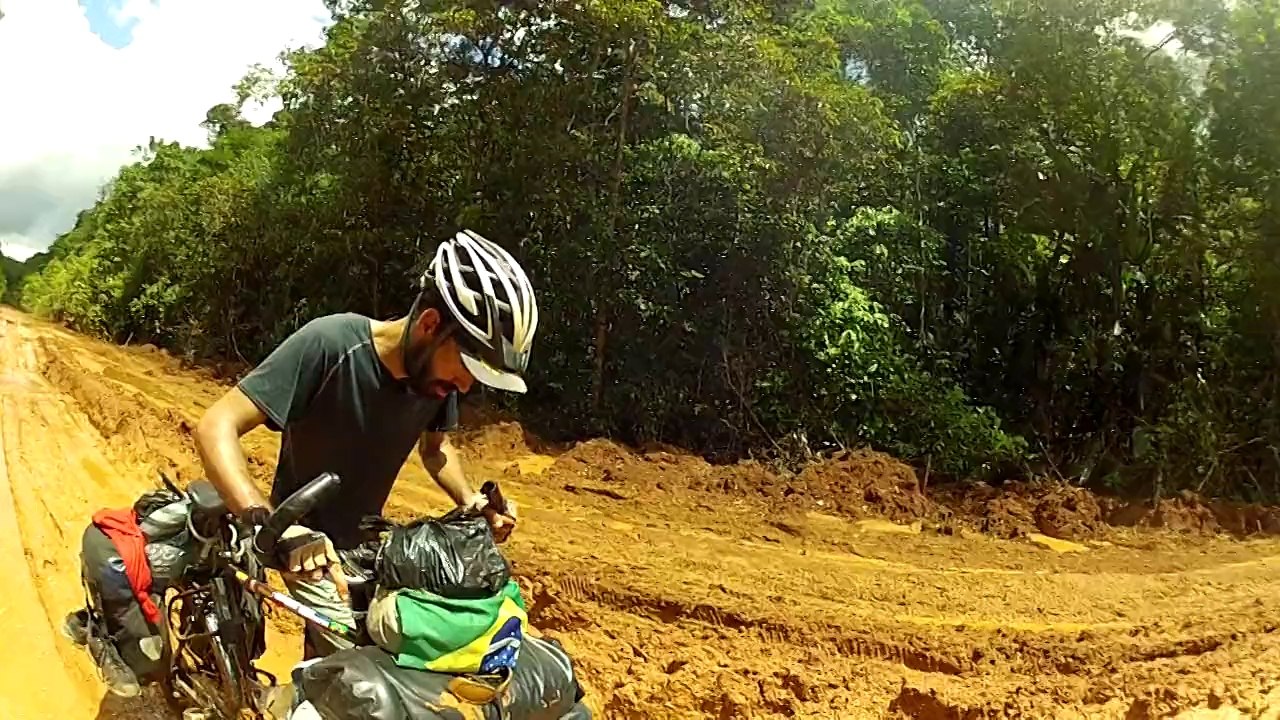 On pedale dans la boue