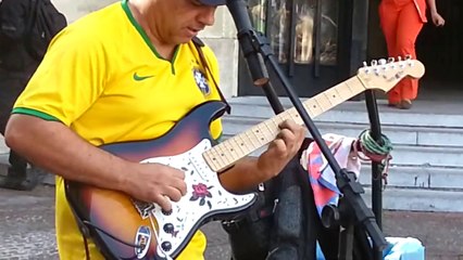 Un musicien de rue fait une reprise de Sultans Of Swing au Brésil - Vidéo Dailymotion
