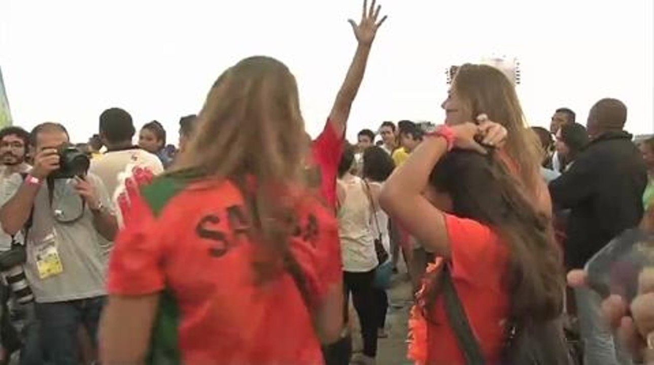 Football / Les supporters brésiliens dépités après la 1ère période de Brésil - Pays-Bas  - 12/07
