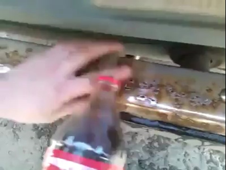 Asitli içecekleri pas sökücü olarak kullanabilirsiniz.