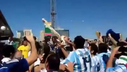 Argentinos Festejan Lesión de La Columna de Neymar