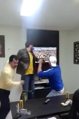 Amigos viendo Brasil vs Chile Se Emocionan Tanto Que Sucede Algo inesperado