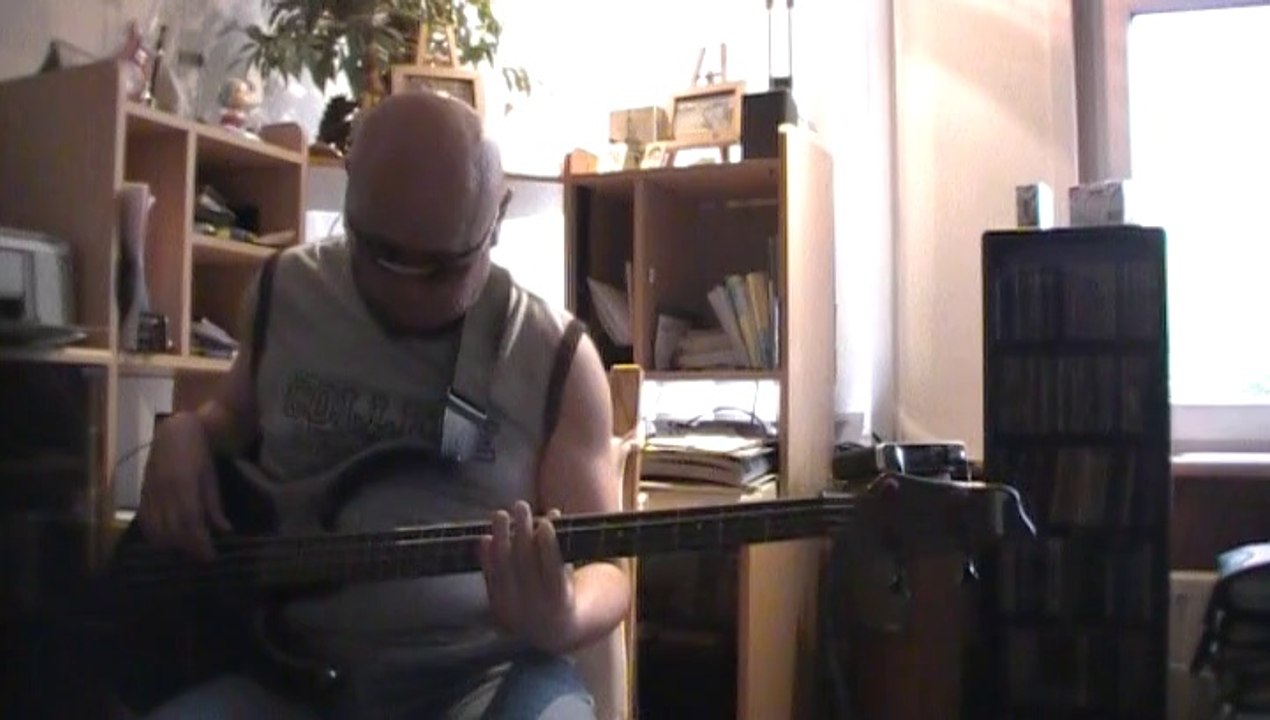 Here Iám to worship Christafari Basscover Bob Roha