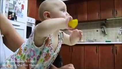 Limon yemeye doyamayan bebek..