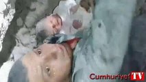 Enkaz altında kalan 2 aylık bebek böyle kurtarıldı