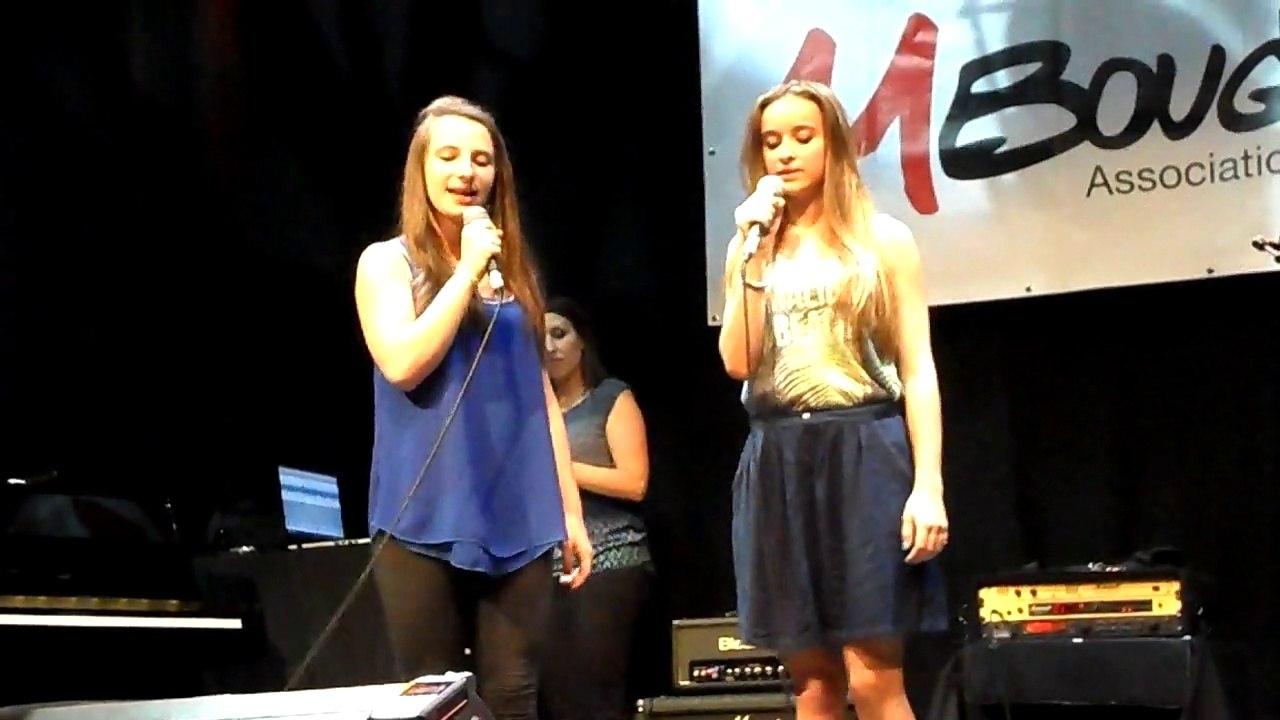 2014 06 29 - Gala 2014 chant duo LOLA & JADE - chapeau rouge - Carcassonne