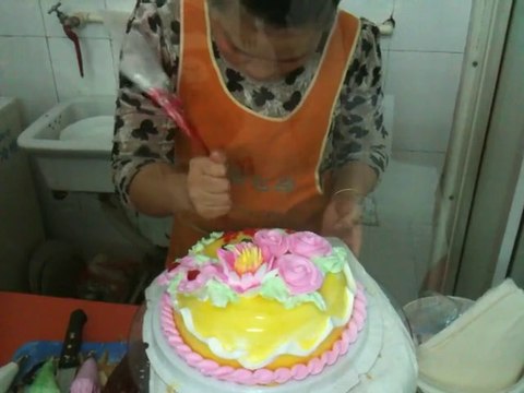 Faire un gateau d'anniversaire en moins de 7 minutes... Cuisinier super rapide!