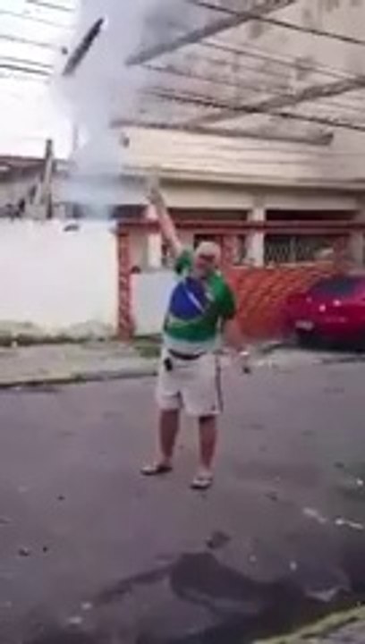 Un papi fait le débile avec des feux d'artifices... Et FAIL dans sa face!
