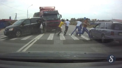 Video herunterladen: Truck VS pedestrians... So violent crash in russia!