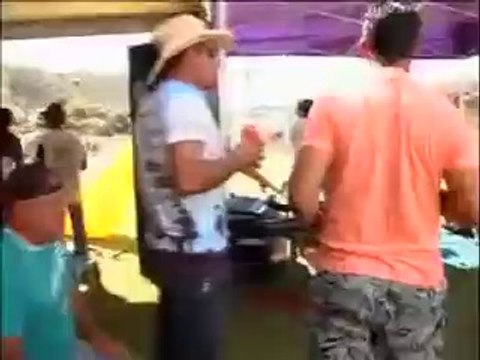 Une vache charge un groupe de musique! Impressionnant mais tellement marrant....