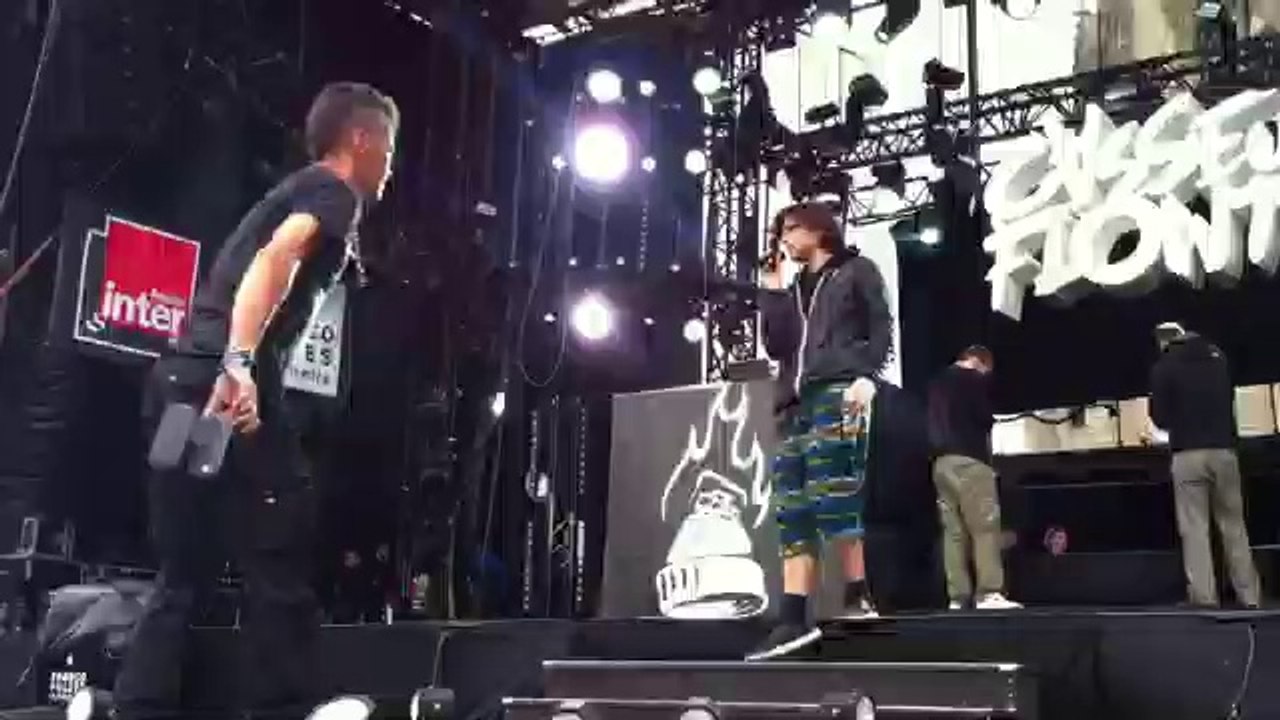 Orelsan répète sous la pluie