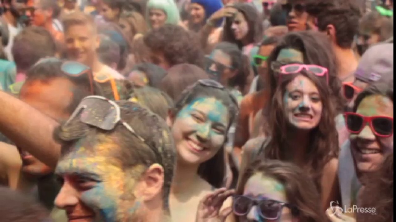 In migliaia a Milano per il primo Holi festival, la festa dei colori