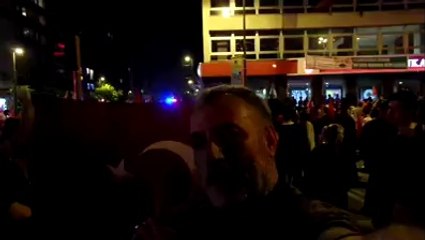Bayrağa uzanan elin gövdesini indirirler