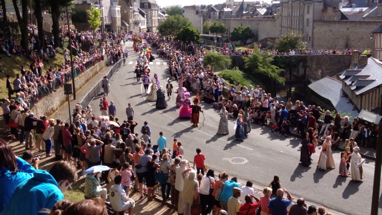 Fêtes médiévales : un défilé sous le soleil