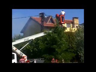 Tamir için çıktığı elektrik direğinde büyük tehlike atlattı