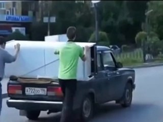 Rus gençler araçla ilginç şekilde buzdolabını taşıdı