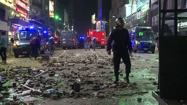 Dia de limpeza em Buenos Aires após derrota argentina